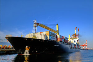 輸出代行と自社輸出、コストが安いのはどっち？中小企業がアウトソースすべき判断基準